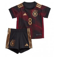 Camiseta Alemania Leon Goretzka #8 Visitante Equipación para niños Mundial 2022 manga corta (+ pantalones cortos)
